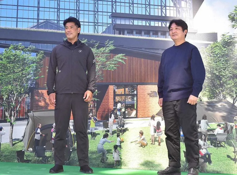 来季から新球場で球団職員らが着用する衣装に身を包む日本ハム・稲葉GM（左）と、衣装提供した株式会社ゴールドウインの渡辺代表取締役社長