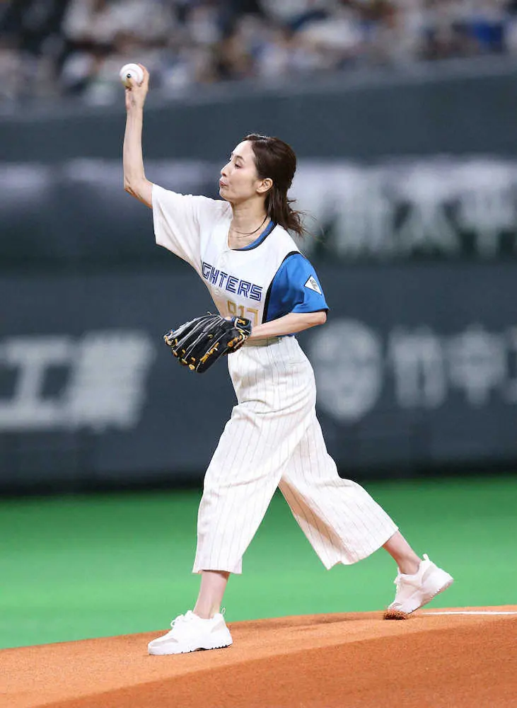【画像・写真】女優・真飛聖が無念の“ゴロ始球式”「恥ずかしいよー」