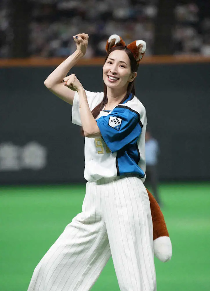 【画像・写真】女優・真飛聖の「きつねダンス」がネットで話題　しっぽフリフリ場内沸かせた「さすがは元宝ジェンヌ」