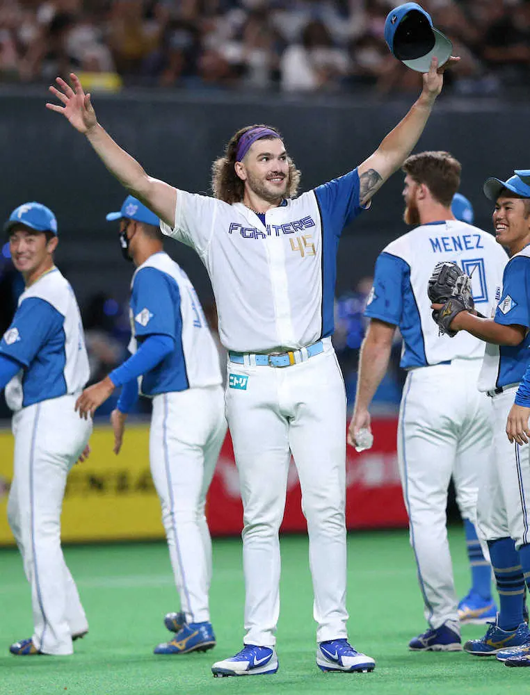 【画像・写真】日本ハム・ポンセ　ノーノー達成後の“神対応”もネット絶賛「子供に花束を渡すナイスガイ」