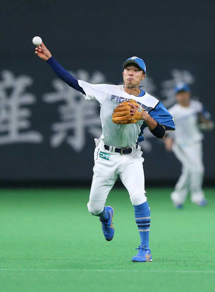 【画像・写真】日本ハム・中島“超絶美守”でノーノー援護　ベテランの意地「自分の特徴は守備と走塁なので」
