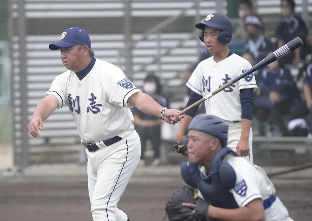 【画像・写真】創志学園・門馬敬治監督、公式戦初陣を飾る「選手とは同志、同じ目標を持つ仲間」