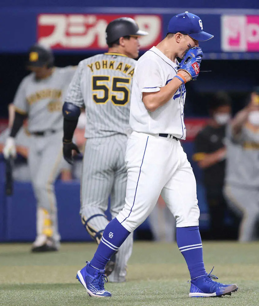 【画像・写真】中日・立浪監督　4回攻撃中に小笠原にハッパ「その後は踏ん張ったので、そこは評価できる」