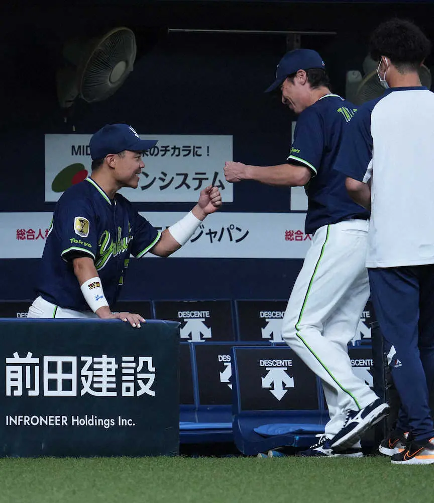 【画像・写真】ヤクルト高津監督「“ナイスバッティングでした”って言いました」　決勝ホームインの村上絶賛