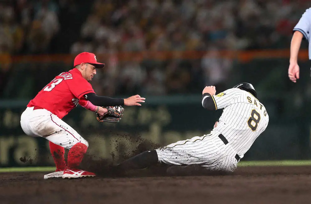 【画像・写真】阪神・佐藤輝　5戦連続安打から初の2桁盗塁到達！直後に大山が2打席連続適時打で同点に
