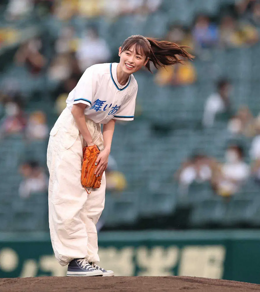 【画像・写真】朝ドラヒロインの福原遥が伝統の一戦でファーストピッチ「すごく感動して本当にうれしかった」