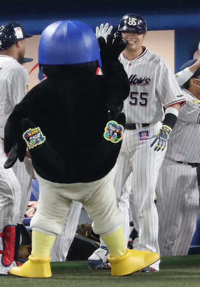 【画像・写真】ヤクルト・村上50号に神宮総立ち！王超え最年少22歳7カ月 「誇り」松井以来20年ぶり日本人大台