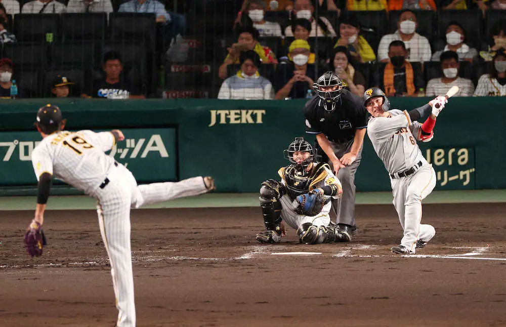 【画像・写真】巨人・坂本が先制打！　藤浪の156キロを右前へ　前夜まで13年ぶり3戦連続延長戦