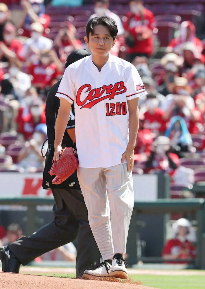 【画像・写真】有吉弘行が広島―DeNA戦の始球式に登場　勢いあるノーバン投球　佐々岡監督もビックリ