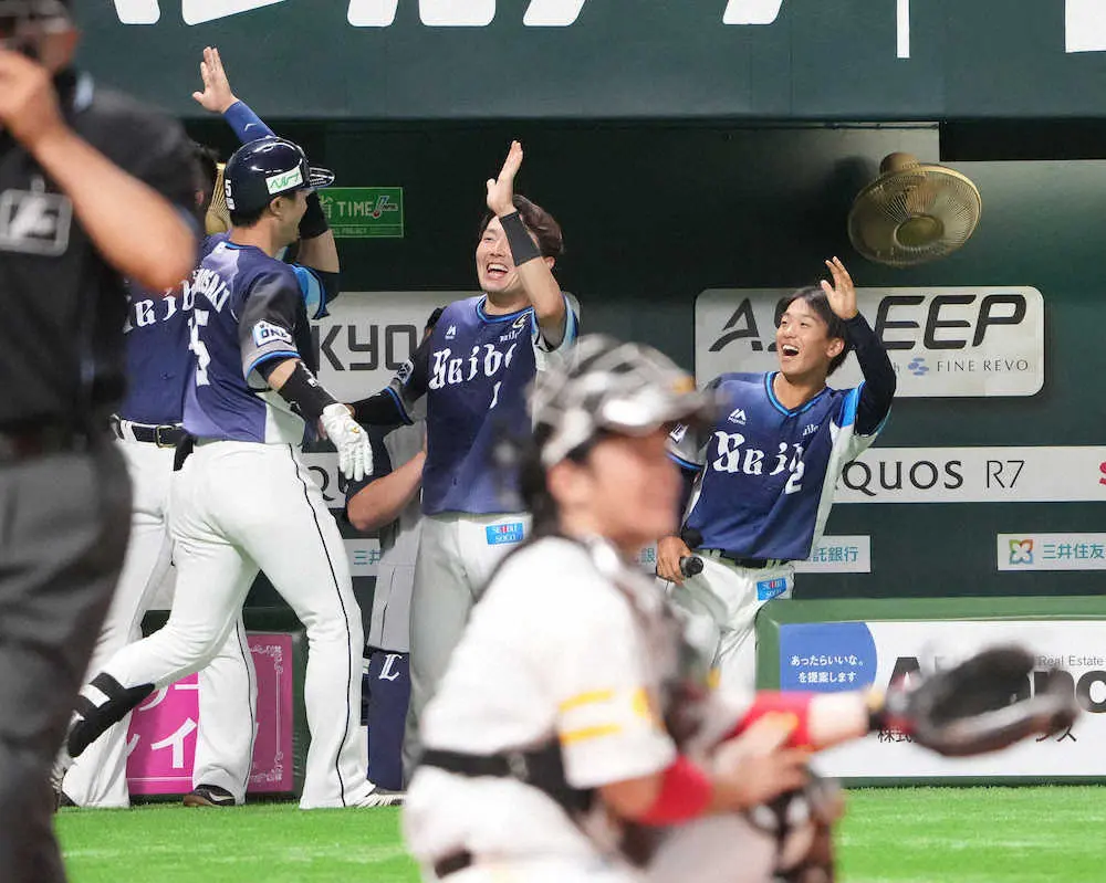 【画像・写真】西武が7回に一挙4点でソフト千賀を攻略　外崎が先制11号2ラン「なんとか食らいつこうと思って打席に」