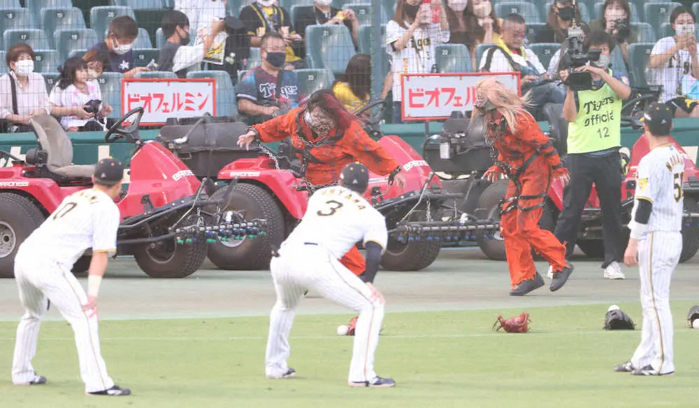 【画像・写真】USJのエルモとクッキーモンスターが甲子園でファーストピッチ　ゾンビたちに阪神選手も興味津々