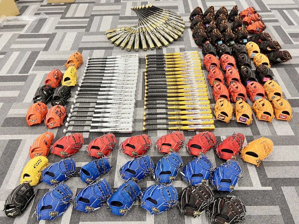 【画像・写真】阪神・青柳が出身地の少年野球チームに用具計140点を寄贈　母子家庭で実感した自身の思い重ね…