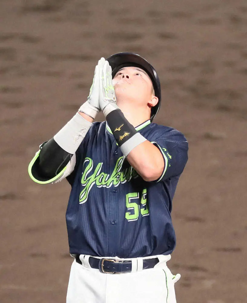 【画像・写真】ヤクルト村上　野村克也さんに並ぶ52号！手を合わせて天を仰ぐ動作に「ノムさんに報告したのかなぁ」