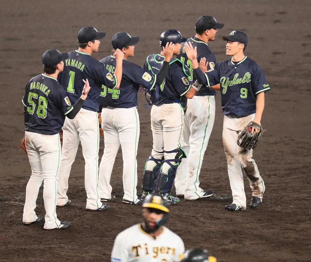 【画像・写真】ヤクルト“田口の魂の8球”延長11回、午後11時過ぎ、雨中の甲子園無死一、二塁斬り雄叫びS「田口神」