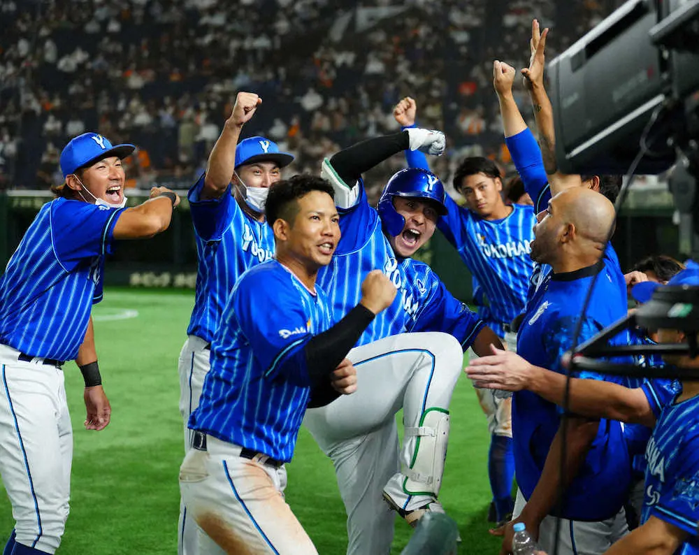 【画像・写真】DeNA　球団タイの巨人戦7連勝、延長11回佐野がV18号「完璧ですっ！」