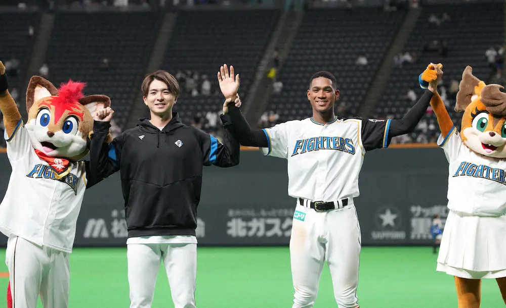 【画像・写真】日本ハムが北海道初代ユニホーム着用の初戦に快勝　万波「田中幸雄さんの着こなし」で先制打