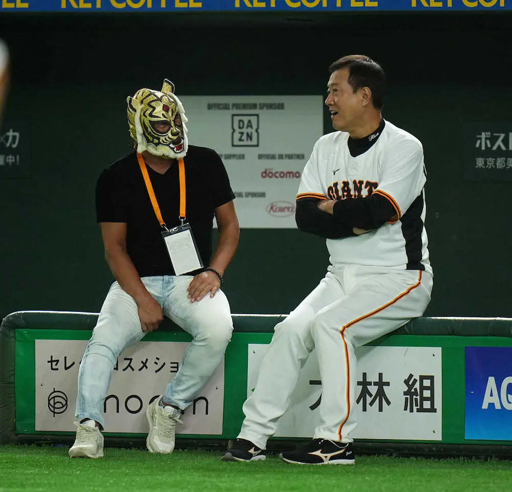 ＜巨・D＞試合前、タイガーマスク（左）と話す原監督（撮影・沢田　明徳）