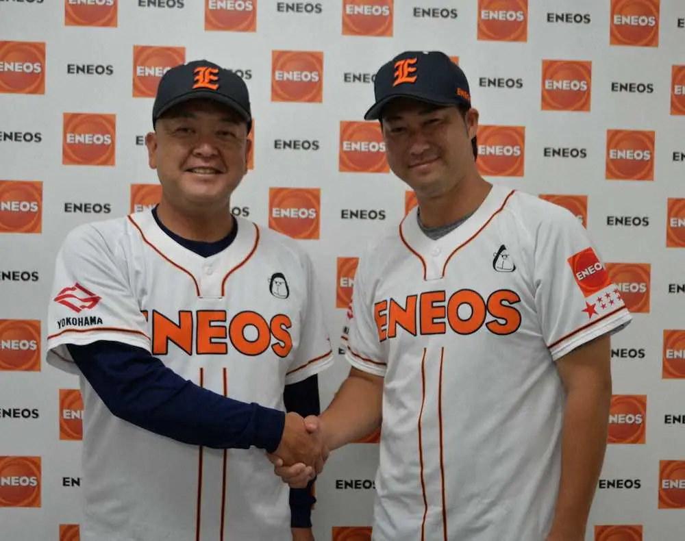 【画像・写真】　ENEOS復帰会見を行った田沢（右）、左は大久保監督　