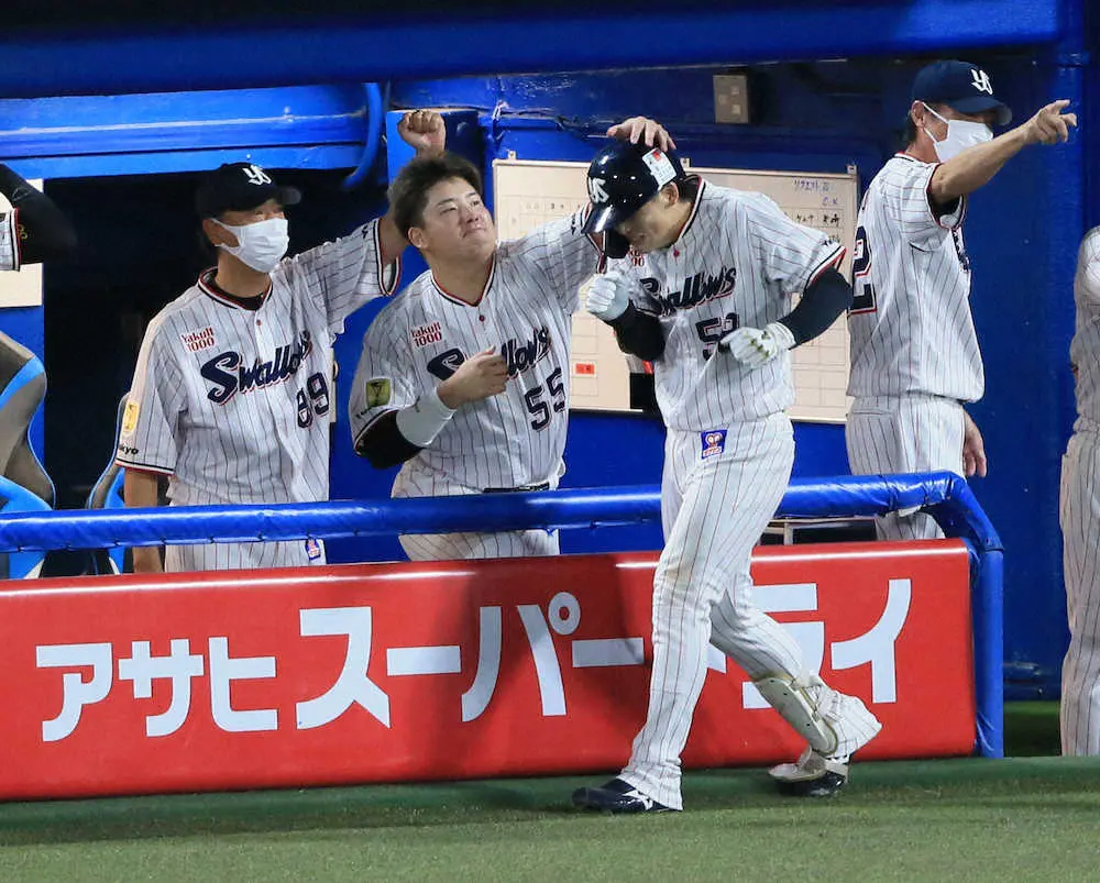 【画像・写真】ヤクルト長岡、V弾でベンチの村上から手荒い祝福に「もう少し優しくして」
