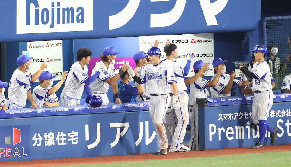 【画像・写真】DeNA牧　5回一挙7点の主役　今季1イニング最多得点　ヤクルトのM灯阻止