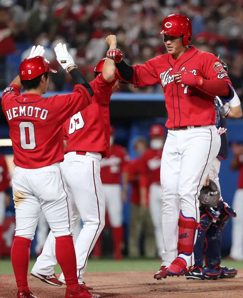 【画像・写真】広島　球団タイ記録1イニング12点で打ち勝つ　堂林だ!坂倉だ!上本だ!神宮で“村神様”のお株奪う3発