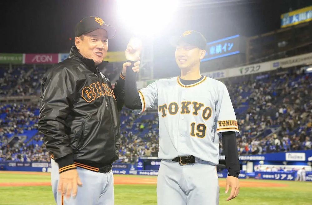 【画像・写真】＜D・巨＞4月28日、原監督（左）とウイニングボールを手に笑顔の山崎伊（撮影・白鳥　佳樹）