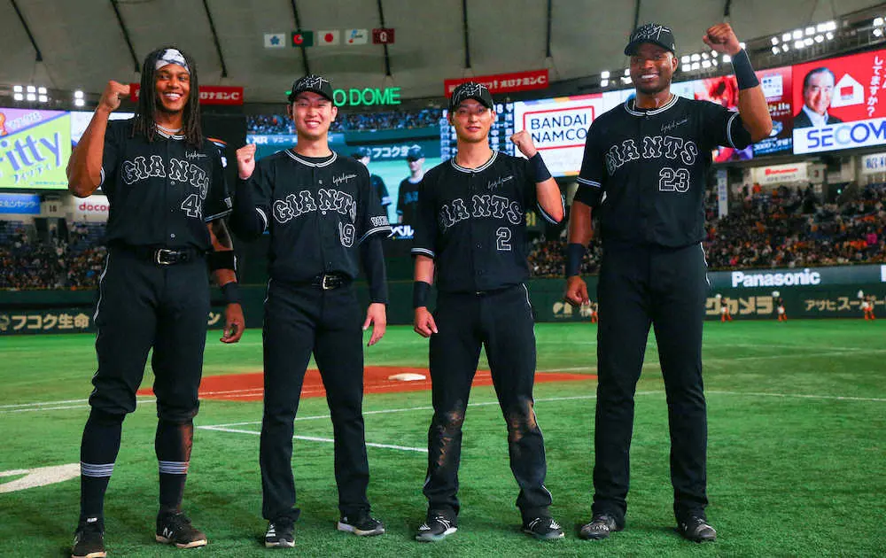 【画像・写真】＜巨・D＞9月7日、漆黒ユニで勝利しガッツポーズの（左から）ウォーカー、山崎伊、吉川尚、ポランコ（撮影・光山　貴大）　