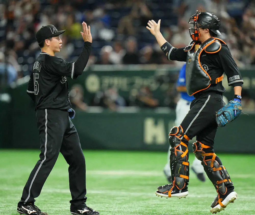 【画像・写真】＜巨・D＞9月8日、最後を締めた大勢（左）はジャンプして駆け寄る小林とハイタッチ（撮影・沢田　明徳）