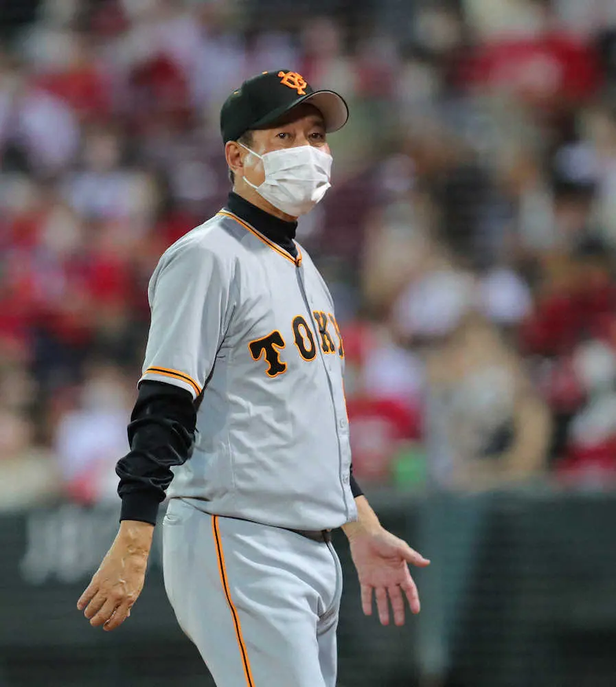 【画像・写真】＜広・巨＞　7回、選手交代を告げた原監督　（撮影・光山　貴大）