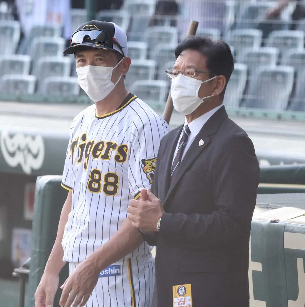 【画像・写真】侍ジャパン首脳陣が阪神―中日を視察へ　佐藤輝は試合前練習で栗山監督に一礼