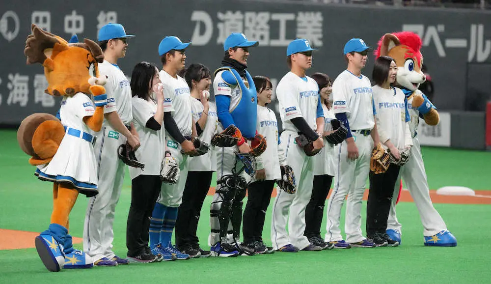 【画像・写真】3月、日本ハムー西武戦のファーストピッチセレモニーを務め新庄監督（中央）らと記念写真に納まるカーリング女子ロコ・ソラーレ　