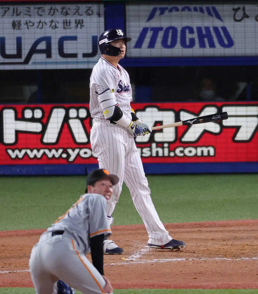 【画像・写真】巨人・大勢、同学年・村上に痛恨の55号3ラン被弾　両手を膝についてガックリ　3ラン被弾も自責ゼロ