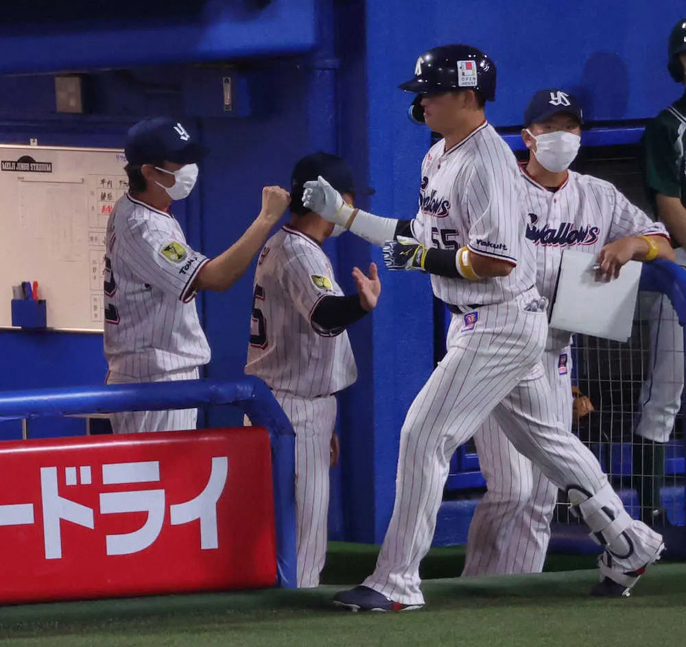 【画像・写真】ヤクルト村上　前日死球も志願の出場…高津監督明かす　55本塁打到達「勝ってお祝いしてあげたかった」