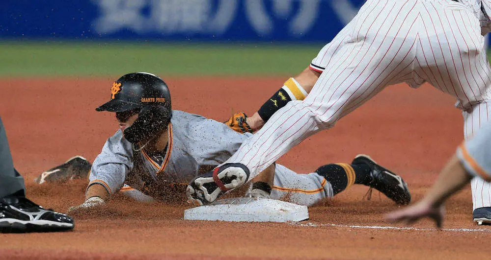 【画像・写真】巨人・湯浅は天国から地獄　代走で2球連続二盗＆三盗、本塁生還　9回エラーの後で村上55号3ラン