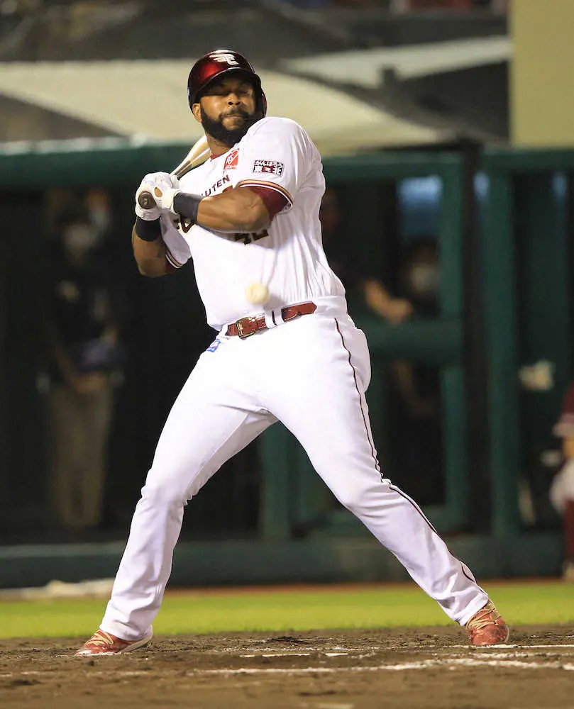 【画像・写真】楽天・ギッテンスが左肘に死球を受けて負傷交代するアクシデント