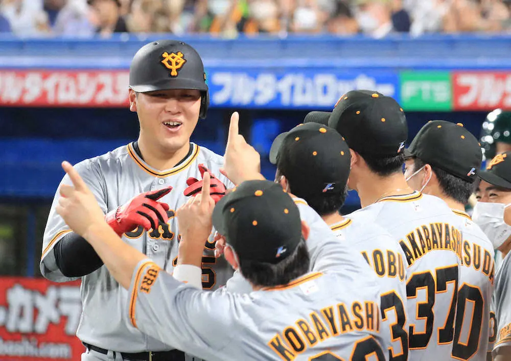 【画像・写真】巨人・岡本、今季初1試合2発！！V逸の危機に意地見せた　村上の偉業見届け「誰が見ても凄い」