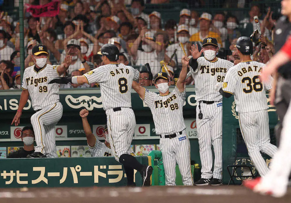 【画像・写真】阪神　執念の逆転勝利でV完全消滅回避　天敵・森下から3度の劣勢跳ね返し梅野が決勝打