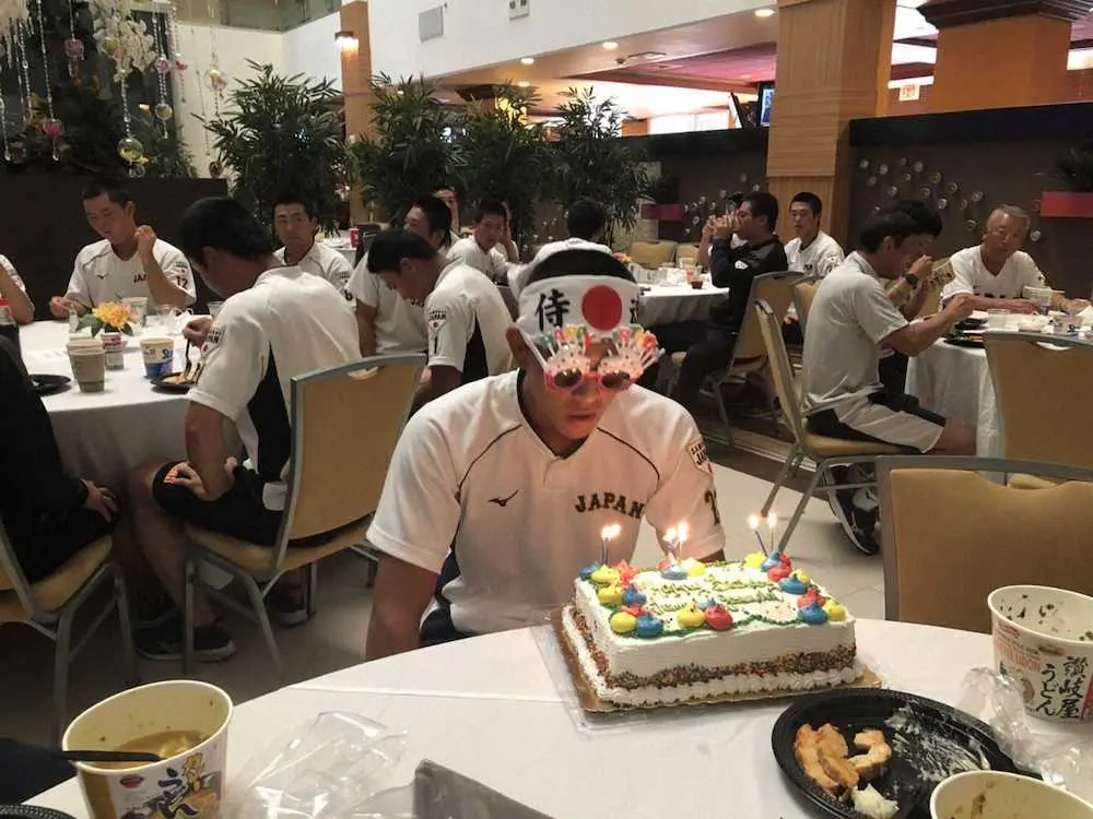 【画像・写真】高校日本代表が聖光学院・安田淳平のバースデーを祝福　ケーキは「甘くておいしい」