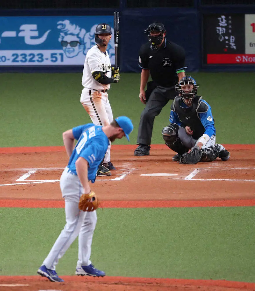 【画像・写真】＜オ・日＞6回、ボールがすっぽ抜け、足を気にするメネズを心配そうに見る宗（撮影・岸　良祐）　