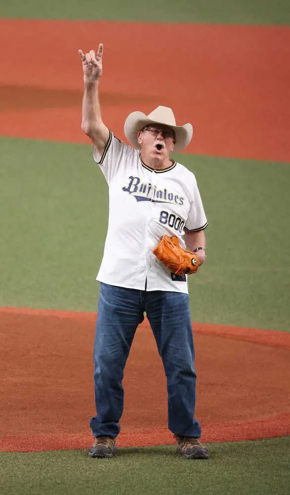 【画像・写真】“不沈艦”スタン・ハンセン氏　オリックス戦始球式「大暴投になっちゃったけど、エキサイトしたよ」