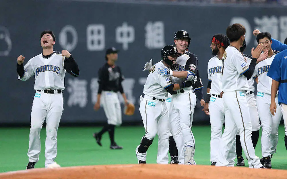 【画像・写真】シンジラレナイ！日本ハムが3年ぶり満員の札幌Dでサヨナラ勝ち　上川畑が「人生初」の劇打