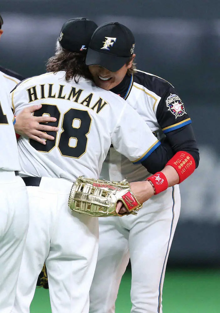 【画像・写真】日本ハム・ヒルマン元監督が太鼓判　新庄監督は「いい監督になる」レジェンド始球式で登場