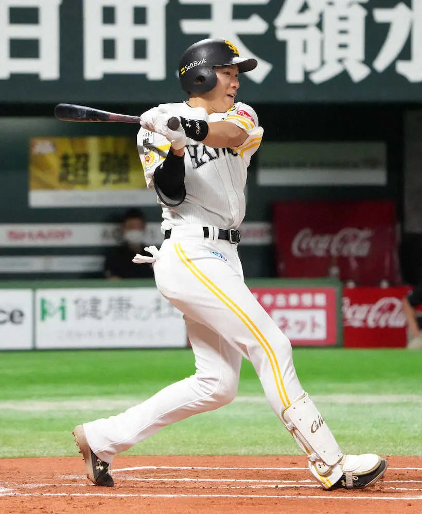 【画像・写真】ソフトB・ギータ　4試合ぶりの21号ソロ！高い弾道で右中間スタンドへ運んだ
