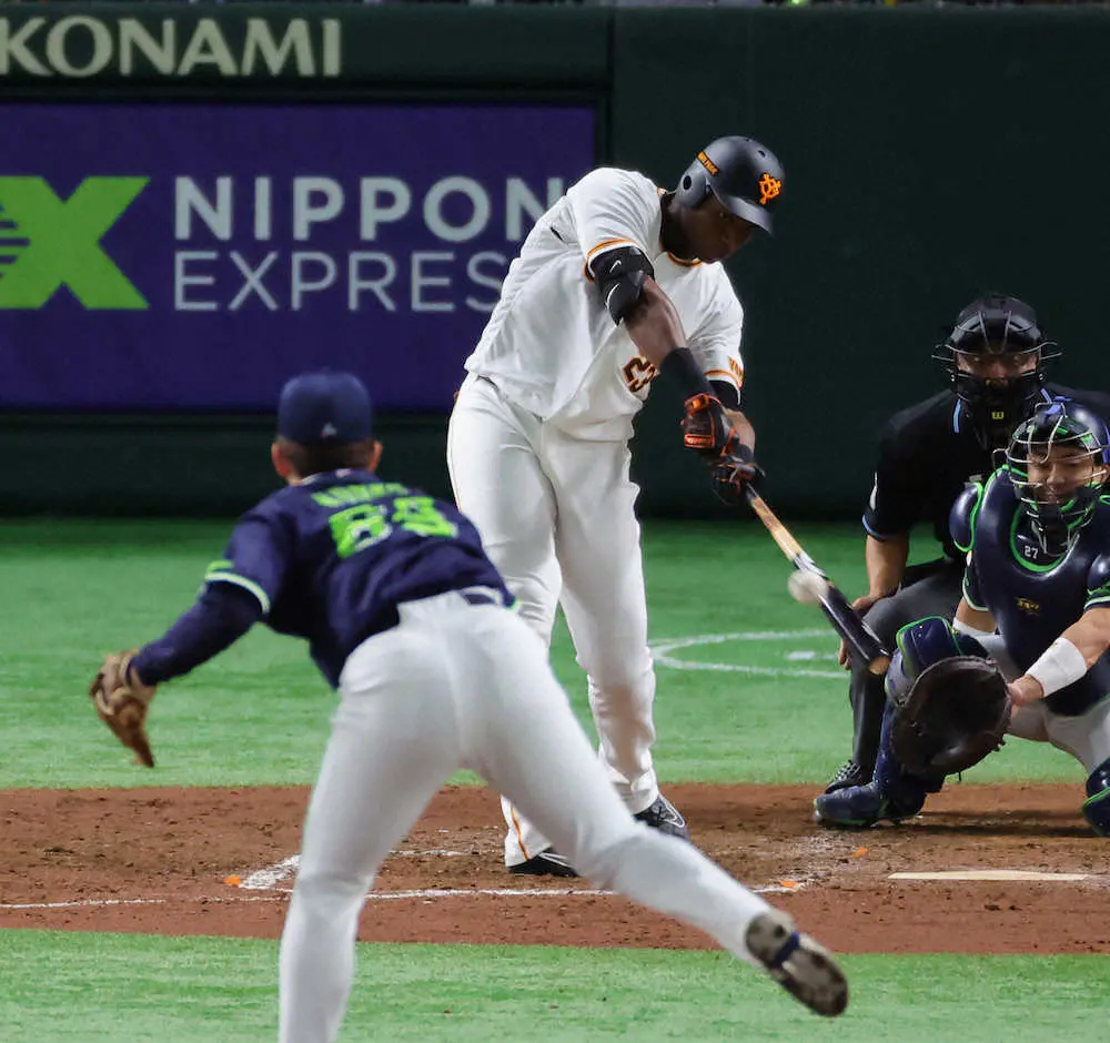 【画像・写真】巨人　ヤクルトに意地のシーズン勝ち越し！村上に56号許さず本拠地最終戦で岡本和29号、大勢35S