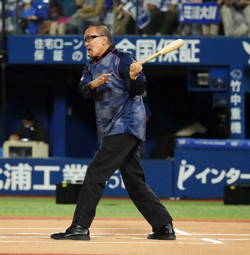 【画像・写真】DeNA、試合前セレモニーで蝶野正洋がスターマンにビンタ！打者で投手・三浦監督と対決も