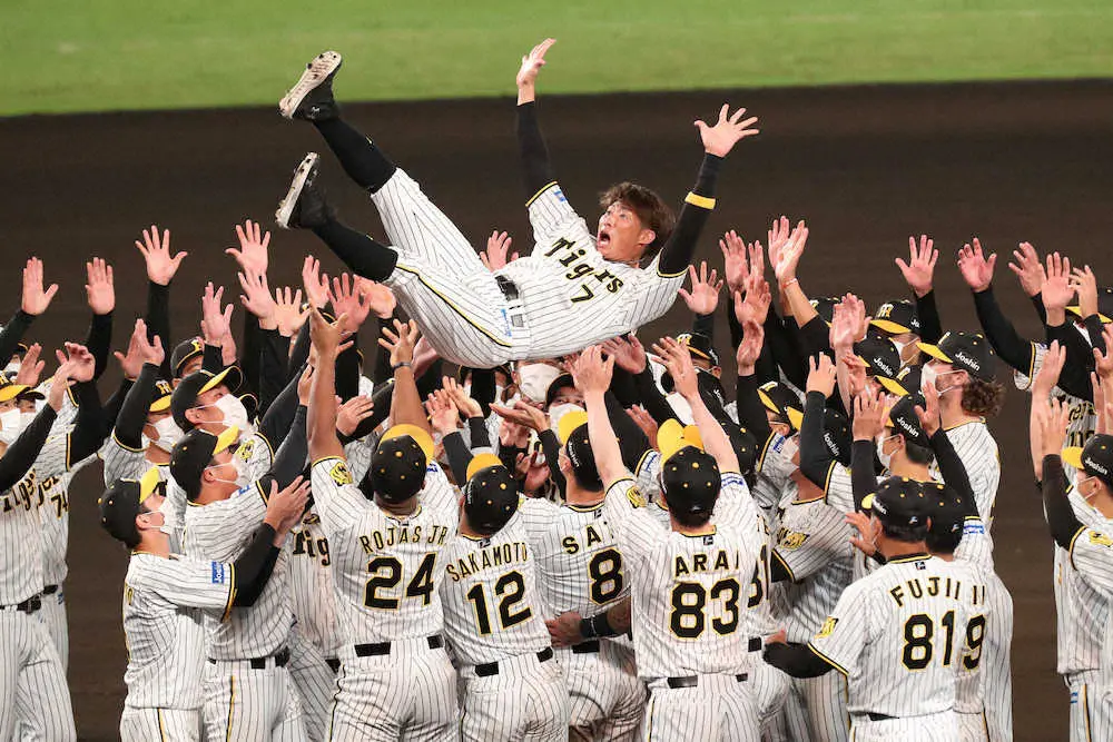 【画像・写真】＜神・広＞胴上げされる糸井（撮影・奥　調）