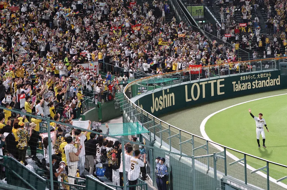 【画像・写真】阪神　糸井“深夜の引退セレモニー”23時40分に終了　阪神電車の“神対応”に「すげぇ、かっこよ」