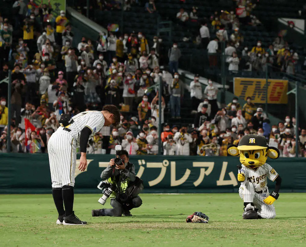 【画像・写真】引退試合の阪神・糸井　セレモニーでは涙こらえ「甲子園ありがとう」「でも超人伝説はまだまだ続きます」
