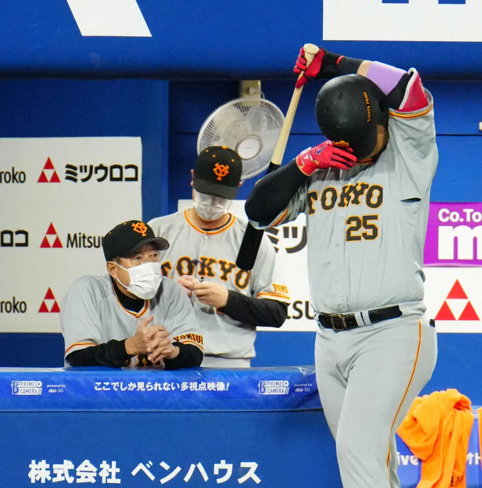 【画像・写真】巨人が今季10度目零敗　DeNAと5ゲーム差に　3点追う8回無死満塁に中田、岡本和、中島で無得点