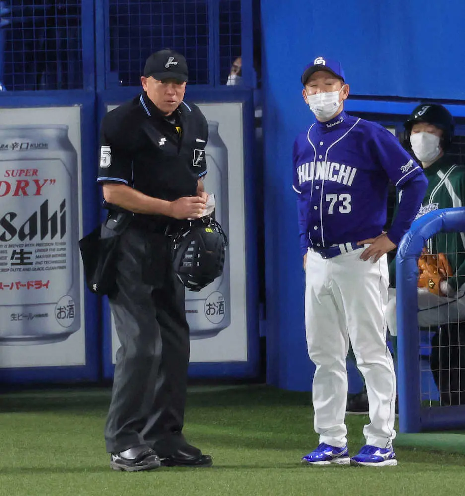 【画像・写真】＜ヤ・中25＞　9回、高津監督に指摘され、左翼・加藤を告げる立浪監督　（撮影・光山　貴大）